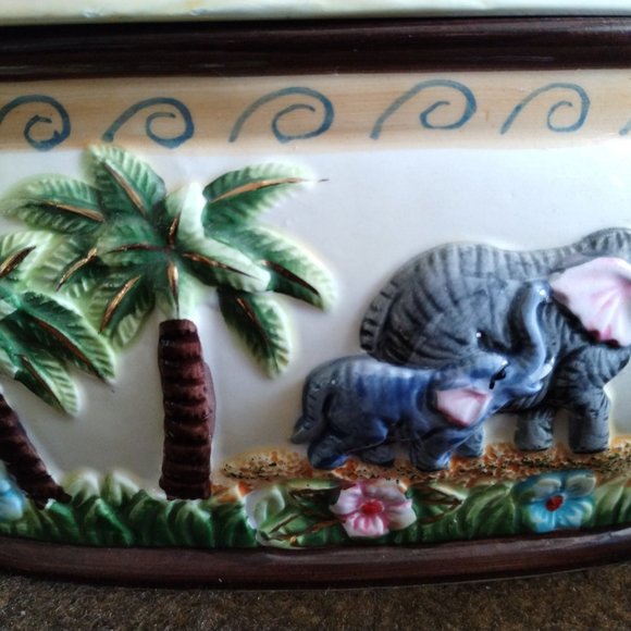 Vintage Porcelain Elephant Square Bowl With Lid - Picture 3 of 9